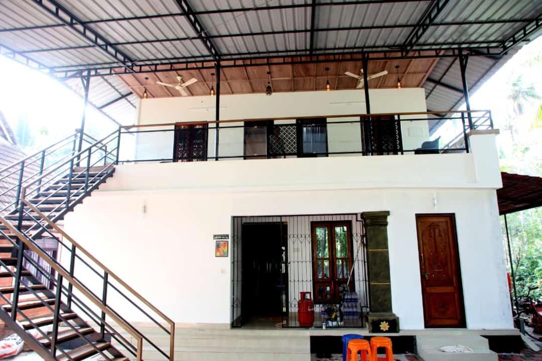 The Munroe Vibes Inn Mundrothuruth Номер фото